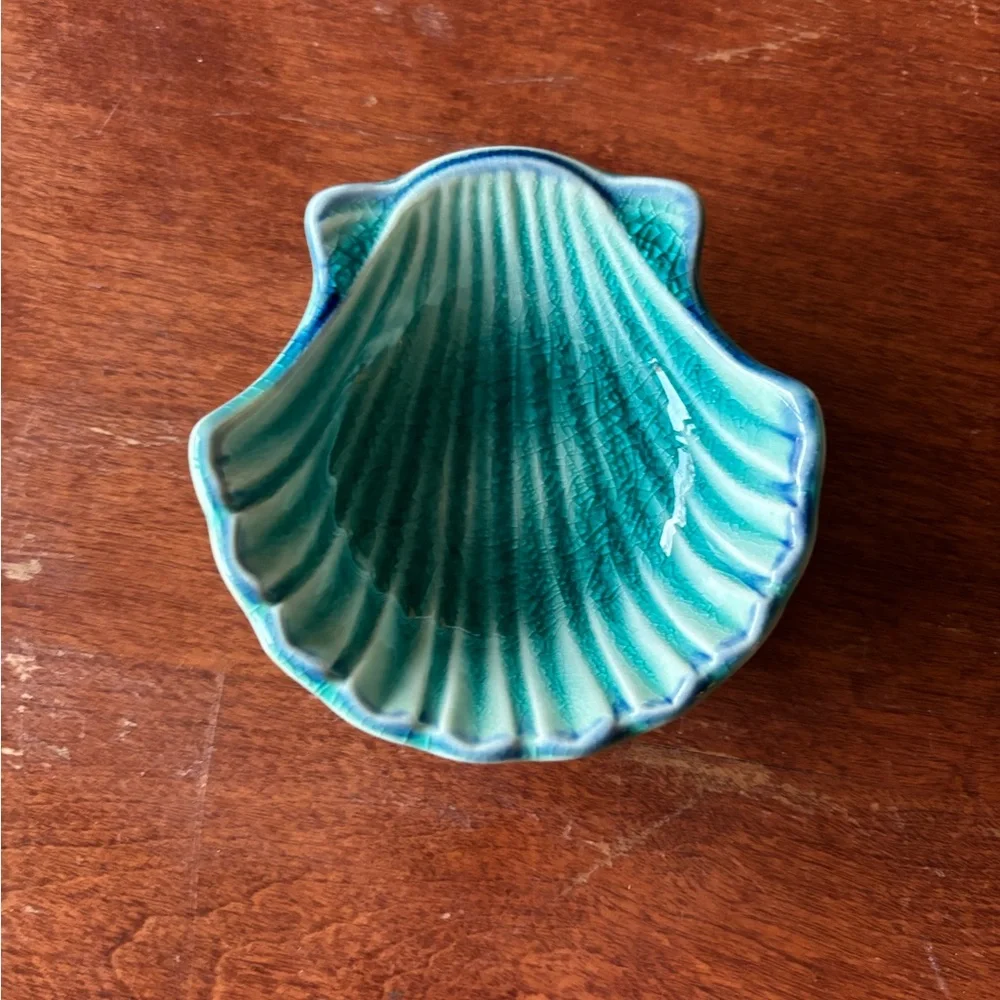 The Unbranded Brand tiny clamshell